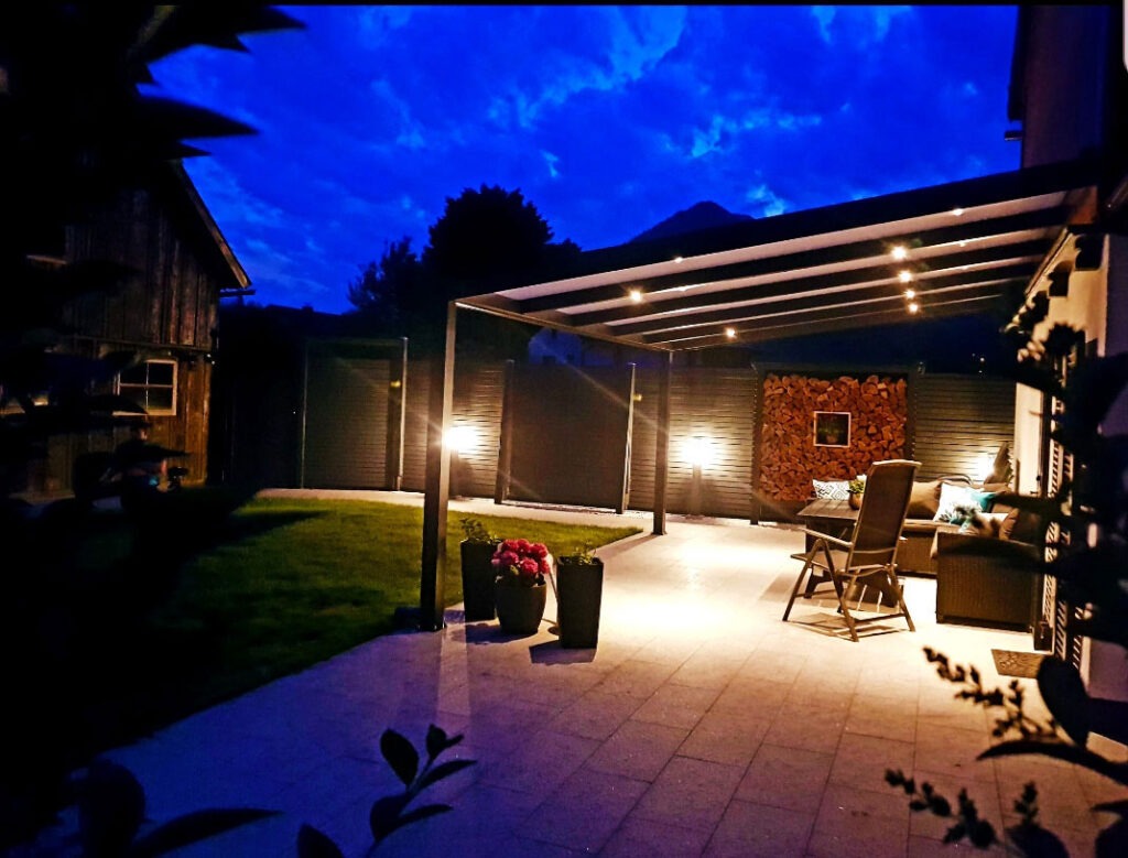 gemütlicher-Loungebereich-im-Ferienhaus-TraunseeStrand