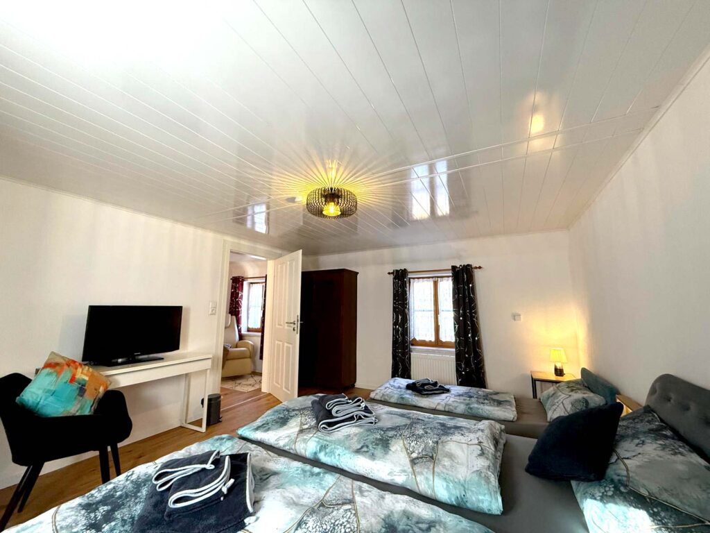 großzügige Schlafzimmer für bis zu jeweils 3 Personen im Ferienhaus TraunseeStrand